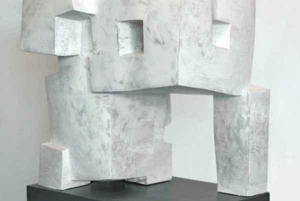 Skulptur „Shelter“ von Mathias Kadolph mit architektonisch-geometrischen Formen und Durchbrüchen. Die helle, abstrahierte Holz-Plastik vereint Raum, Struktur und moderne Bildhauerei.