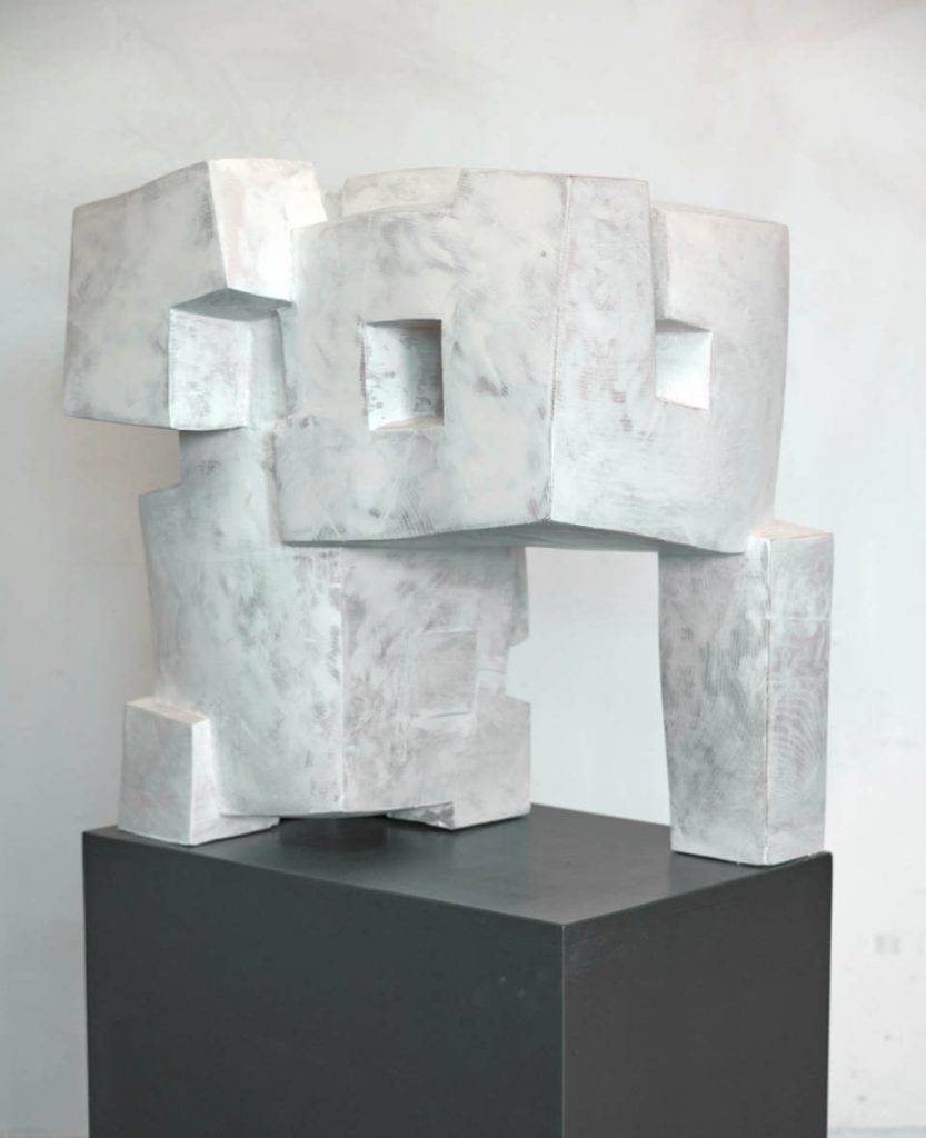 Skulptur „Shelter“ von Mathias Kadolph mit architektonisch-geometrischen Formen und Durchbrüchen. Die helle, abstrahierte Holz-Plastik vereint Raum, Struktur und moderne Bildhauerei.