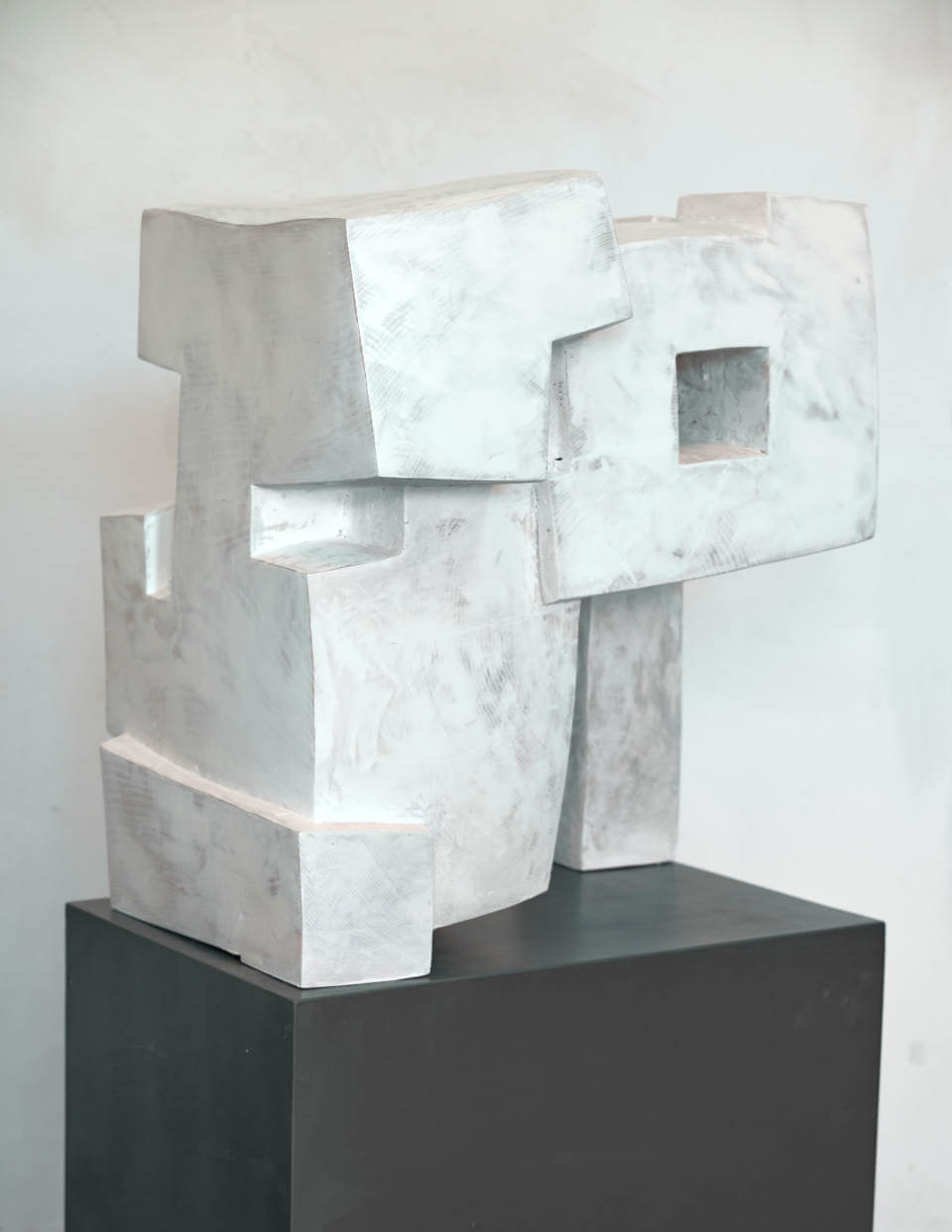 Skulptur „Shelter“ von Mathias Kadolph mit architektonisch-geometrischen Formen und Durchbrüchen. Die helle, abstrahierte Holz-Plastik vereint Raum, Struktur und moderne Bildhauerei.