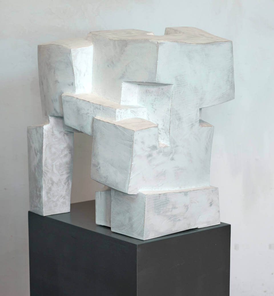 Skulptur „Shelter“ von Mathias Kadolph mit architektonisch-geometrischen Formen und Durchbrüchen. Die helle, abstrahierte Holz-Plastik vereint Raum, Struktur und moderne Bildhauerei.