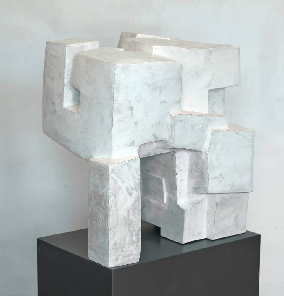 Skulptur „Shelter“ von Mathias Kadolph mit architektonisch-geometrischen Formen und Durchbrüchen. Die helle, abstrahierte Holz-Plastik vereint Raum, Struktur und moderne Bildhauerei.