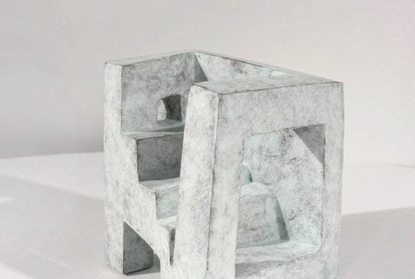 Abstrakte Skulptur „Teatro Piccolo“ von Mathias Kadolph mit architektonischen, geometrischen Formen und offenen Räumen in heller Steinoptik.