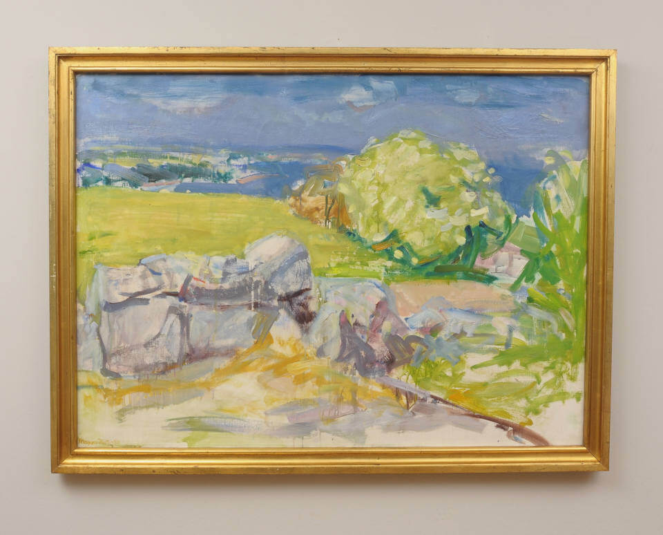 Gemälde „Bornholms Küste“ von Mogens Hertz mit Felsen, grüner Küstenlandschaft und blauem Meer unter bewölktem Himmel. Mit Rahmen.