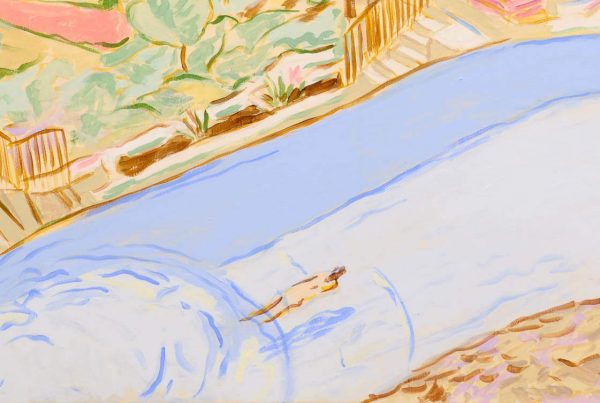 Gemälde „Country Pool“ von Mads Rafte Hein mit schwimmender Person in einem hellblauen Pool, umgeben von einer sommerlichen Landschaft.
