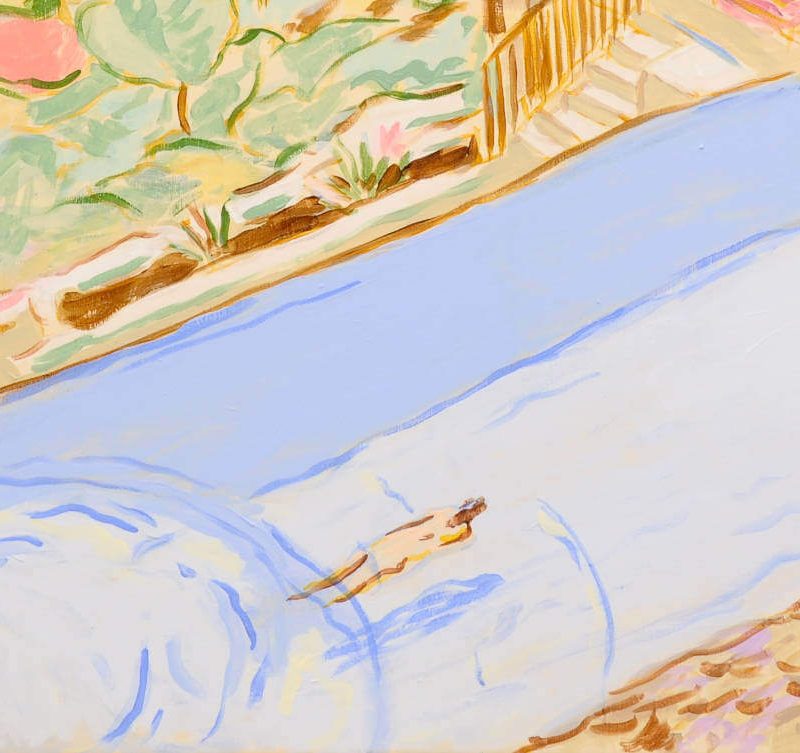 Gemälde „Country Pool“ von Mads Rafte Hein mit schwimmender Person in einem hellblauen Pool, umgeben von einer sommerlichen Landschaft.