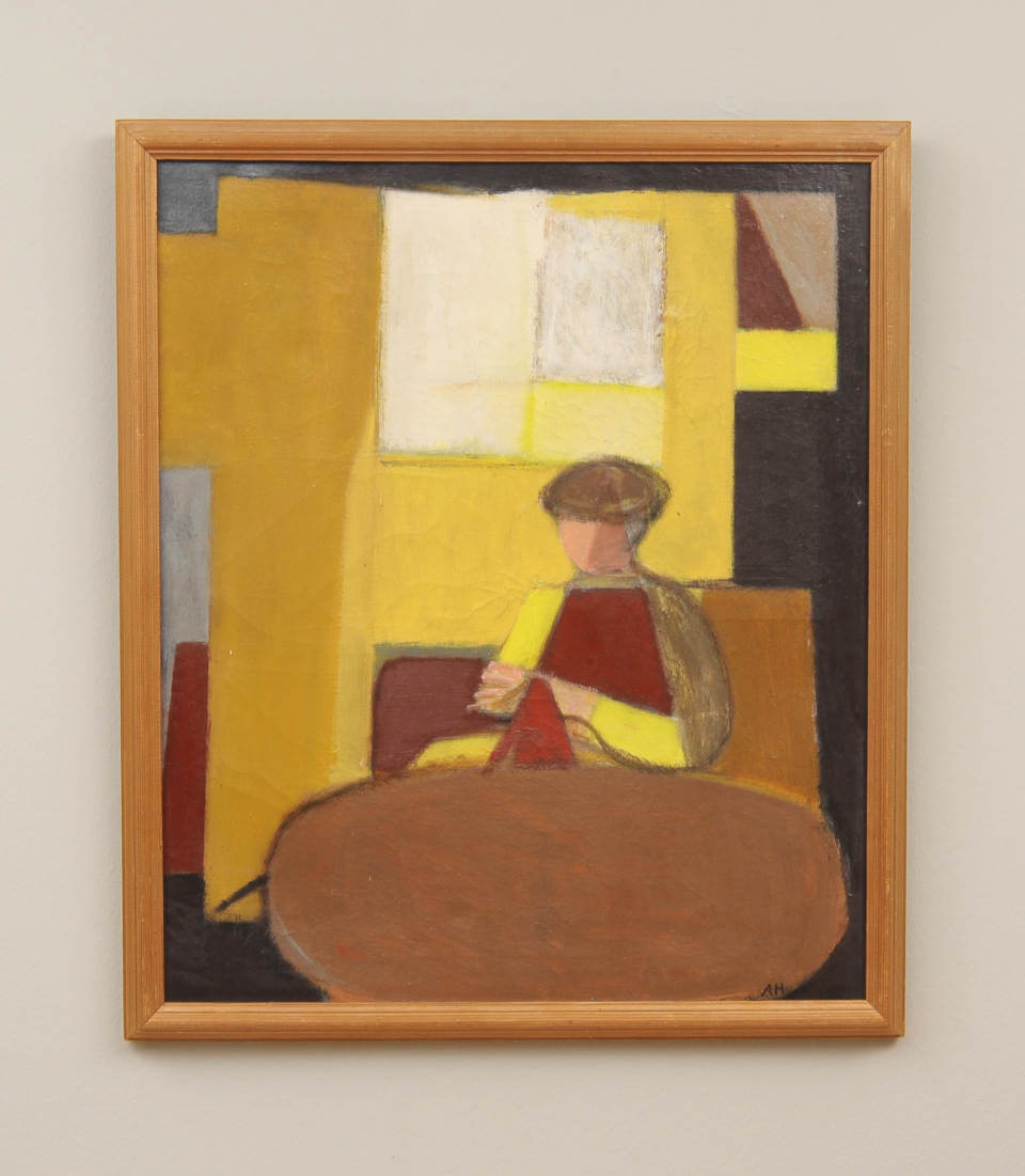 Interieur in der Sonne von Arne L. Hansen mit sitzender Figur an einem Tisch, geometrischen Formen und warmen Gelb-, Rot- und Brauntönen mit Naturholz-Rahmen
