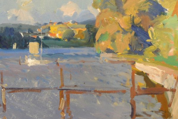 Ausschnitt aus „Ufer in Thurø“ von Niels Hansen: Impressionistische dänische Küstenlandschaft mit Wasser, Bootsstegen, sonnenbeschienenen Bäumen und leuchtenden Farbreflexen.