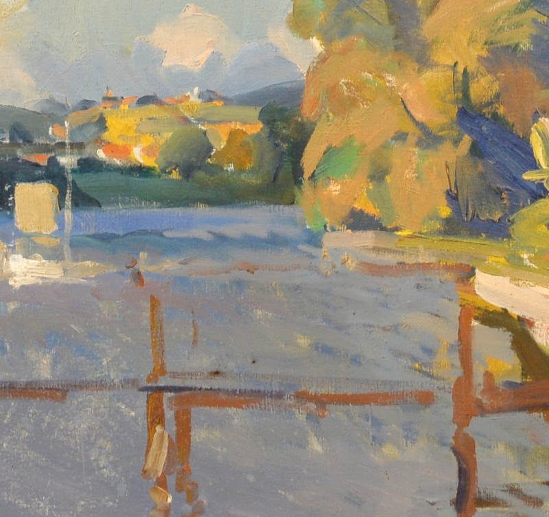 Ausschnitt aus „Ufer in Thurø“ von Niels Hansen: Impressionistische dänische Küstenlandschaft mit Wasser, Bootsstegen, sonnenbeschienenen Bäumen und leuchtenden Farbreflexen.
