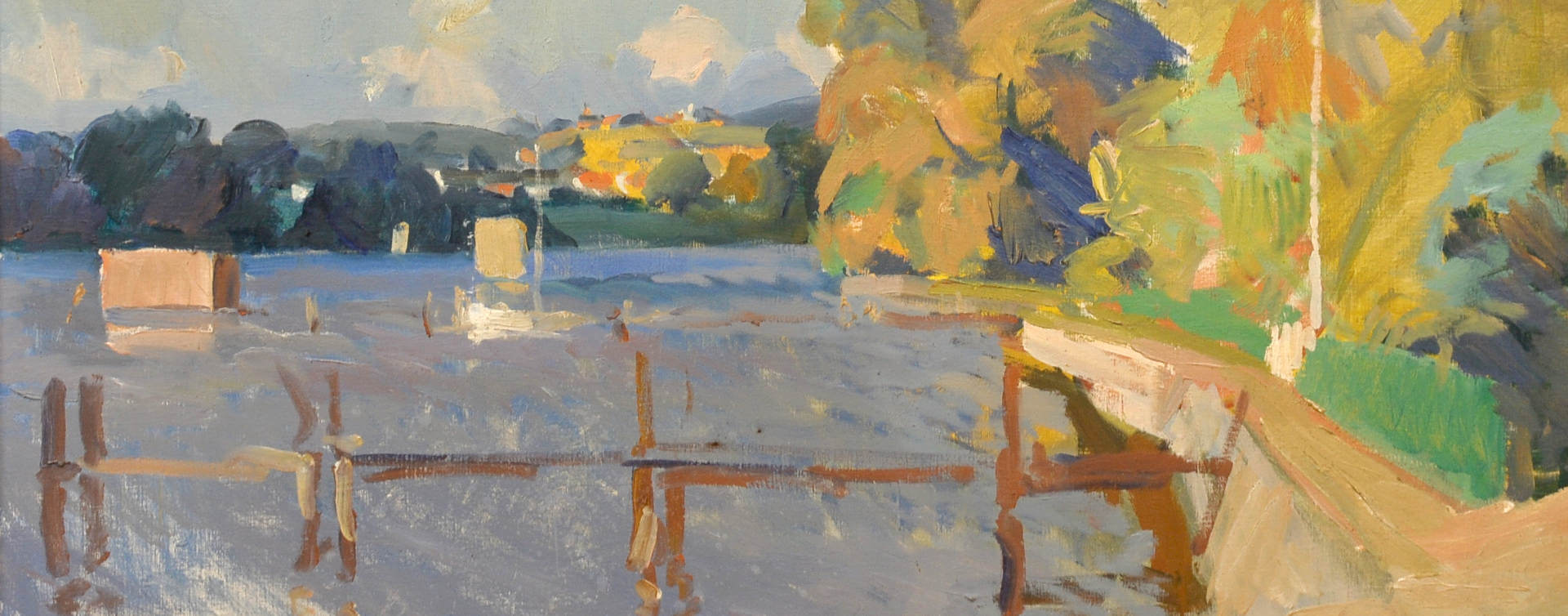 Ausschnitt aus „Ufer in Thurø“ von Niels Hansen: Impressionistische dänische Küstenlandschaft mit Wasser, Bootsstegen, sonnenbeschienenen Bäumen und leuchtenden Farbreflexen.