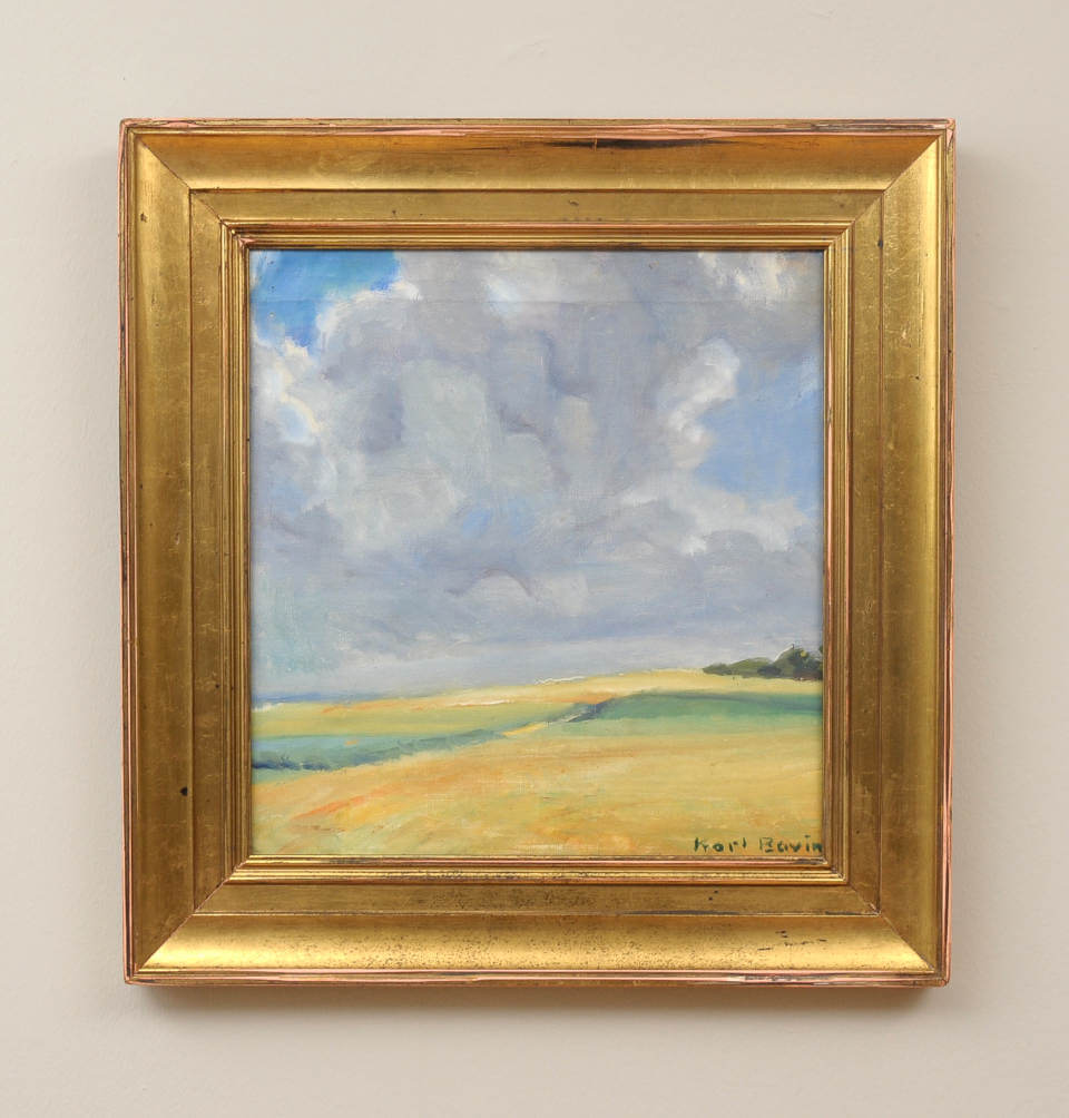 Landschaftsgemälde „Sommerhimmel“ von Karl Bovin mit weitem Wolkenhimmel über sanften Feldern in hellen Gelb-, Grün- und Blautönen mit breitem goldenem Rahmen