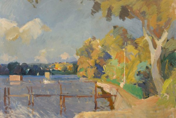 „Ufer in Thurø“ von Niels Hansen: Impressionistische dänische Küstenlandschaft mit Wasser, Bootsstegen, sonnenbeschienenen Bäumen und leuchtenden Farbreflexen.