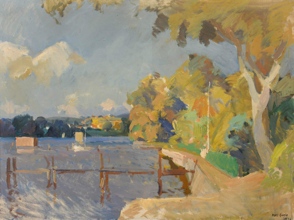 „Ufer in Thurø“ von Niels Hansen: Impressionistische dänische Küstenlandschaft mit Wasser, Bootsstegen, sonnenbeschienenen Bäumen und leuchtenden Farbreflexen.