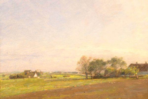 Sommerliche Landschaft von Julius Paulsen mit weiten Feldern, sanften Hügeln, einzelnen Bäumen und Häusern unter einem hellen, atmosphärischen Himmel.