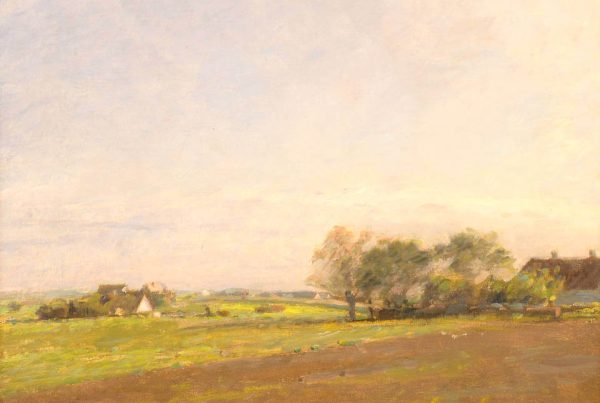 Sommerliche Landschaft von Julius Paulsen mit weiten Feldern, sanften Hügeln, einzelnen Bäumen und Häusern unter einem hellen, atmosphärischen Himmel.