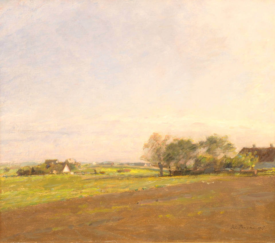 Sommerliche Landschaft von Julius Paulsen mit weiten Feldern, sanften Hügeln, einzelnen Bäumen und Häusern unter einem hellen, atmosphärischen Himmel.