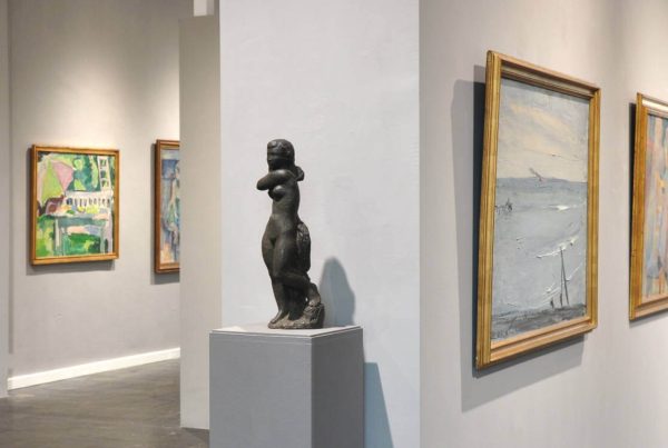 Ausstellungsansicht der Galerie RIECK mit Gemälden und einer Skulptur der Skandinavischen Moderne in einem lichtdurchfluteten Galerieraum.