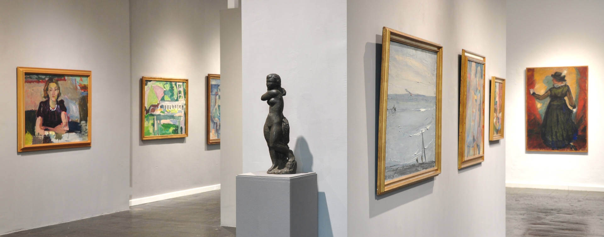 Ausstellungsansicht der Galerie RIECK mit Gemälden und einer Skulptur der Skandinavischen Moderne in einem lichtdurchfluteten Galerieraum.