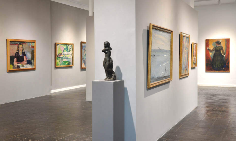 Ausstellungsansicht der Galerie RIECK mit Gemälden und einer Skulptur der Skandinavischen Moderne in einem lichtdurchfluteten Galerieraum.