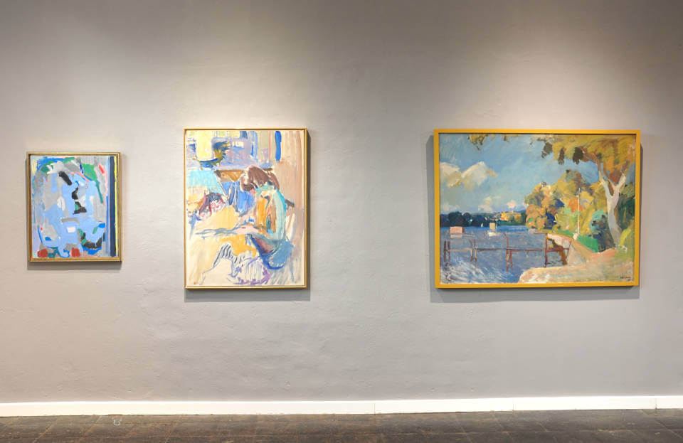 Ausstellungsansicht der Galerie RIECK mit drei Gemälden der Skandinavischen Moderne, darunter abstrakte und figurative Malerei sowie eine nordische Landschaftsdarstellung.