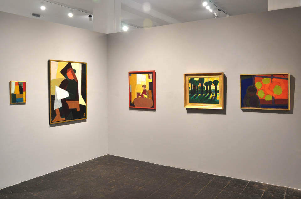 Ausstellungsansicht der Galerie RIECK mit fünf Gemälden der skandinavischen Moderne und Gegenwartskunst in einem modern gestalteten Galerieraum.