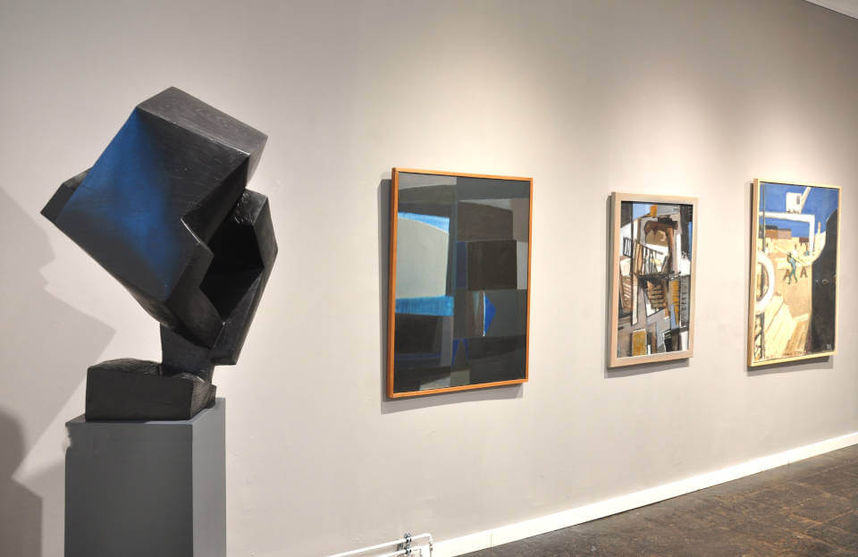 Ausstellungsansicht der Galerie RIECK mit abstrakter Skulptur und Gemälden der Skandinavischen Moderne in einem hellen, modern gestalteten Galerieraum.