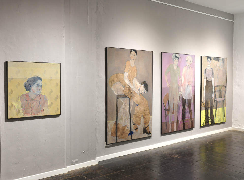 Ausstellungsansicht mit vier Gemälden von André Lundquist. Figurative Kompositionen mit überlagerten Figuren, transparenten Ebenen und einer zurückhaltenden Farbpalette.
