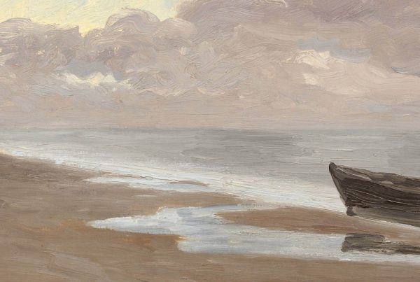Stimmungsvolle Küstenlandschaft von Carl Locher mit einem Fischerboot am Strand, ruhigem Meer und wolkenverhangenem Himmel, ausgestellt in der StudioGalerie Hamburg Othmarschen von der Galerie Rieck.