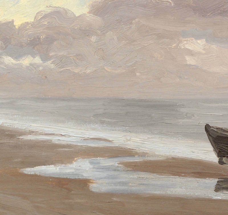 Stimmungsvolle Küstenlandschaft von Carl Locher mit einem Fischerboot am Strand, ruhigem Meer und wolkenverhangenem Himmel, ausgestellt in der StudioGalerie Hamburg Othmarschen von der Galerie Rieck.