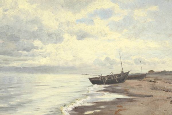 Boote am Skagener Strand von Vilhelm Groth mit Fischerbooten am Ufer, ruhiger See, bewölktem Himmel und stimmungsvoller dänischer Küstenlandschaft.