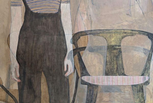 Lichtvorstellungen VIII von André Lundquist mit stehender Figur, überlagerten Zeichnungsebenen, Stuhlmotiv und subtilen Grau-, Blau- und Beigetönen in figurativer Malweise.