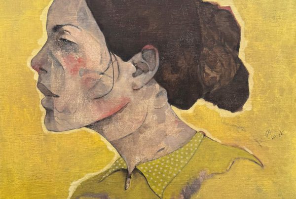 Lichtvorstellungen X von André Lundquist: Porträt in Seitenansicht mit überlagerten Gesichtskonturen, gelbem Hintergrund und subtilen Grau-, Rosa- und Ockertönen.