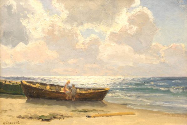Kinder am Strand von Holger Lübbers mit zwei Figuren an einem Fischerboot am Meeresufer, unter dramatischem Wolkenhimmel und hellem Küstenlicht.