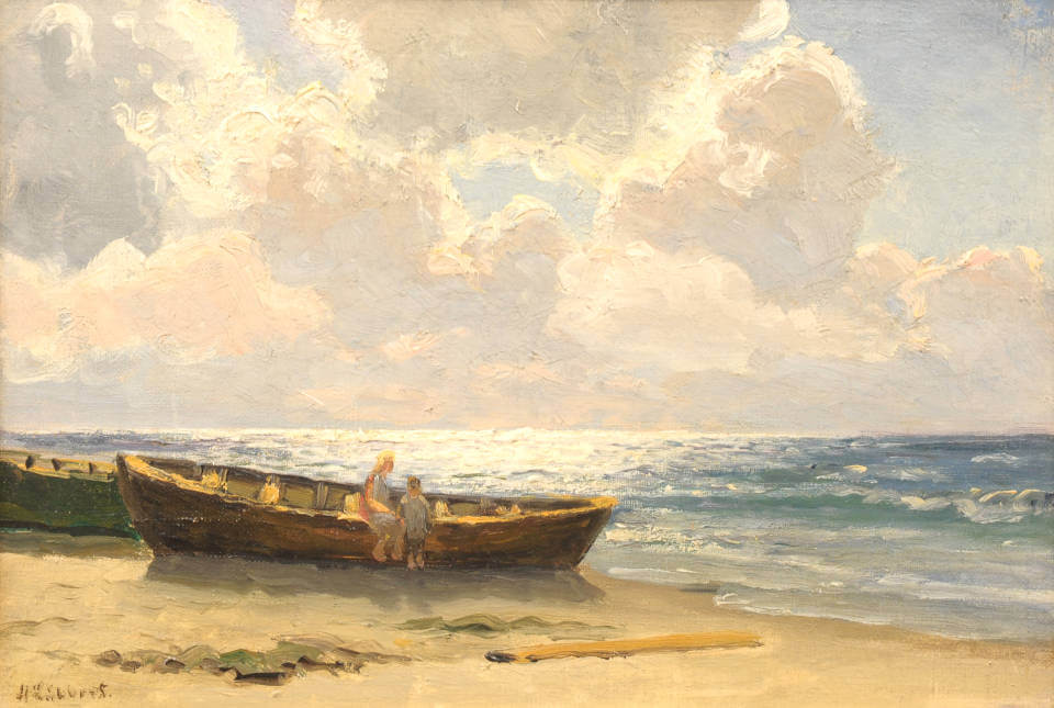 Kinder am Strand von Holger Lübbers mit zwei Figuren an einem Fischerboot am Meeresufer, unter dramatischem Wolkenhimmel und hellem Küstenlicht.