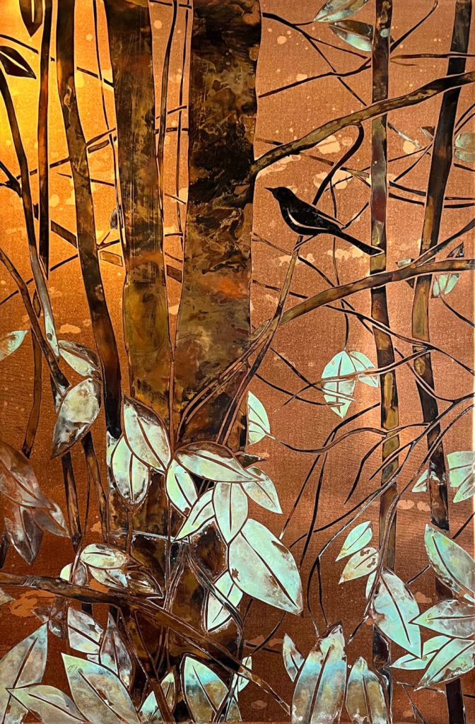 Galerie_RIECK_Eva_Louise_Buus_Birdsong Birdsong von Eva Louise Buus: Stilisierte Waldszene mit singendem Vogel auf einem Ast zwischen Bäumen und hellen Blättern in Kupfer- und Grüntönen.