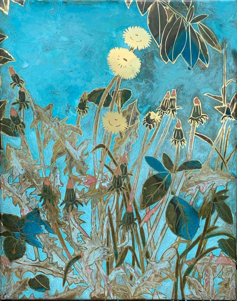 Galerie_RIECK_Eva_Louise_Weeds Weeds von Eva Louise Buus: Künstlerische Darstellung von Löwenzahn, Wildkräutern und Blättern vor leuchtend blauem Hintergrund, inspiriert von der nordischen Natur.