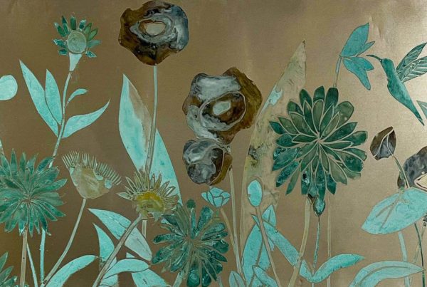 Stilisierte florale Kunstinstallation mit Blumen, Blättern und botanischen Formen in Türkis-, Grün- und Naturtönen aus der Ausstellung FLORA der Galerie RIECK für skandinavische und nordische Kunst.