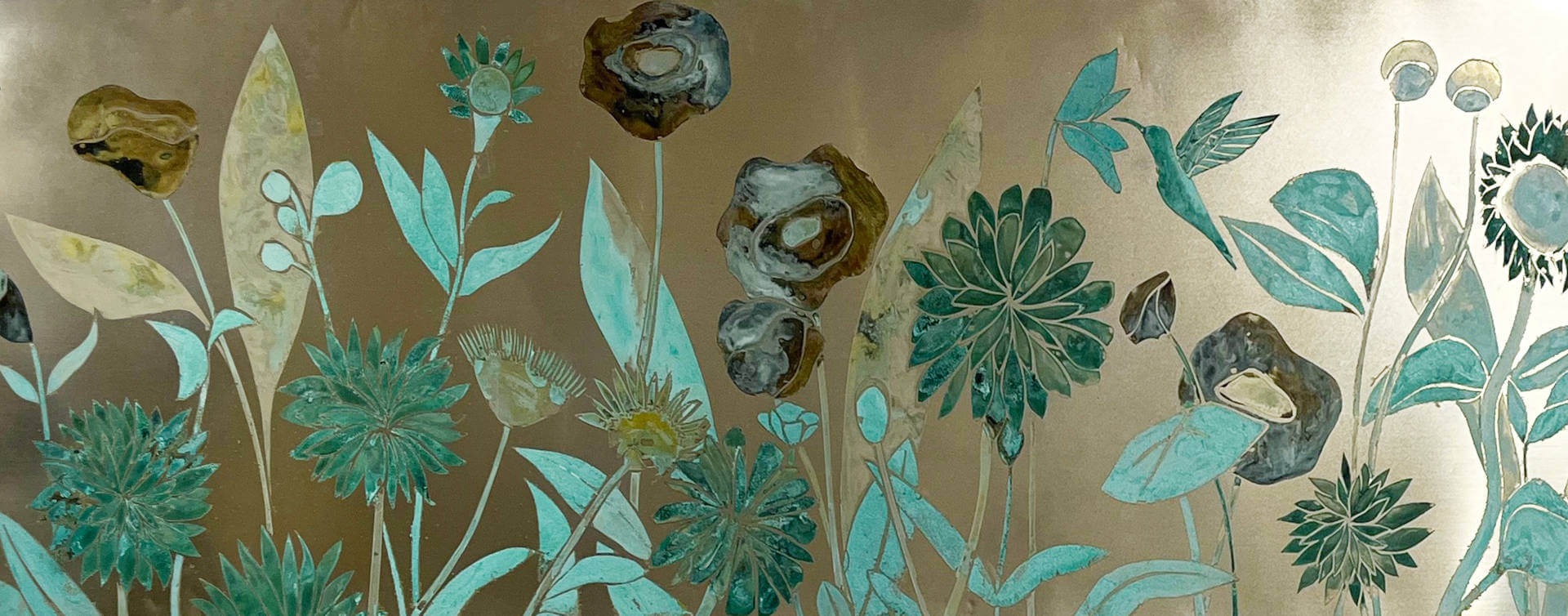 Stilisierte florale Kunstinstallation mit Blumen, Blättern und botanischen Formen in Türkis-, Grün- und Naturtönen aus der Ausstellung FLORA der Galerie RIECK für skandinavische und nordische Kunst.