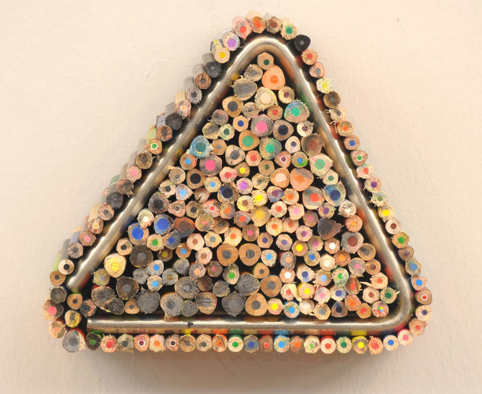 Dreieckige Assemblage von Jens Chr. Jensen aus farbigen Buntstiftenden, skandinavisches Kunstobjekt mit geometrischer Form und vielfältigen Farbnuancen.