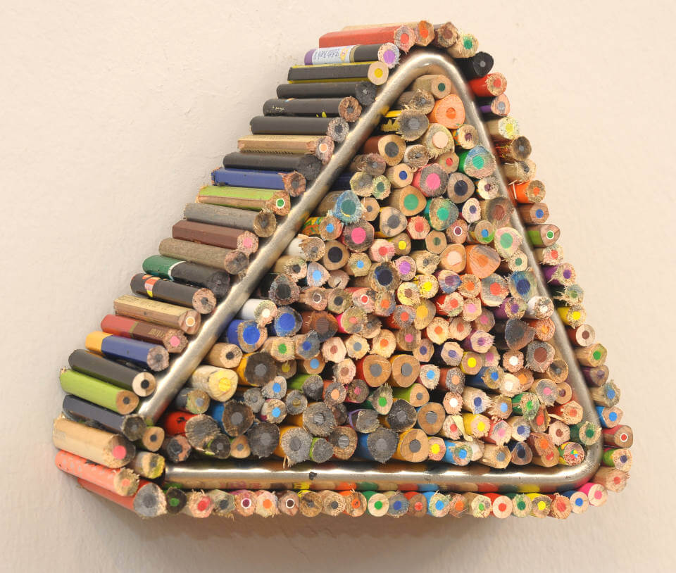 Dreieckige Assemblage, seitlich gesehen, von Jens Chr. Jensen aus farbigen Buntstiftenden, skandinavisches Kunstobjekt mit geometrischer Form und vielfältigen Farbnuancen.