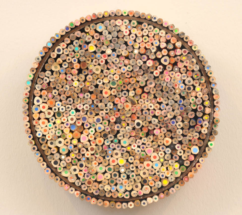 Runde Assemblage aus hunderten farbigen Buntstiftenden von Jens Chr. Jensen, kunstvolle Wandarbeit mit kreisförmiger Struktur und skandinavischem Design.