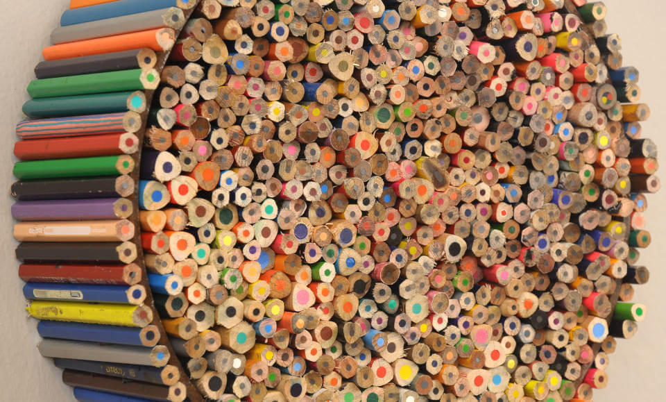 Detailaufnahme aus runder Assemblage aus hunderten farbigen Buntstiftenden von Jens Chr. Jensen, kunstvolle Wandarbeit mit kreisförmiger Struktur und skandinavischem Design.