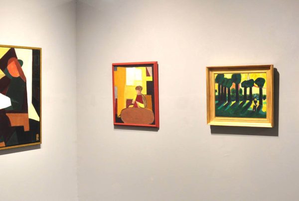 Ausstellungsansicht der Galerie RIECK mit fünf Gemälden der skandinavischen Moderne und Gegenwartskunst in einem modern gestalteten Galerieraum.