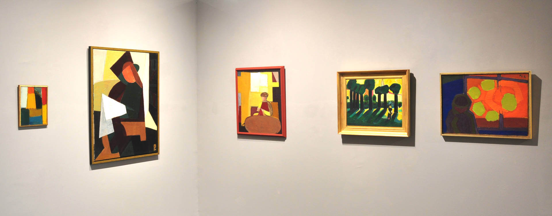 Ausstellungsansicht der Galerie RIECK mit fünf Gemälden der skandinavischen Moderne und Gegenwartskunst in einem modern gestalteten Galerieraum.