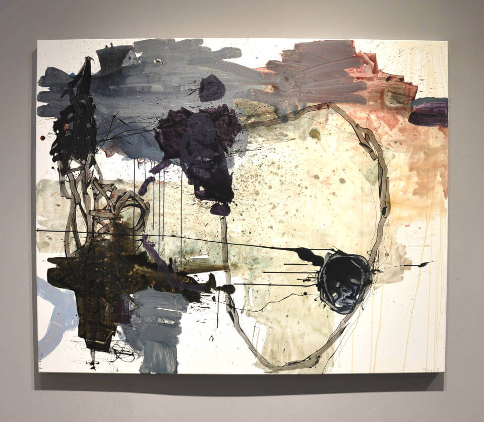 Abstrakte Komposition von Peter Skovgaard mit expressiven Pinselspuren, Tuschelinien und Flächen in Schwarz, Grau, Beige und Violett auf hellem Hintergrund.