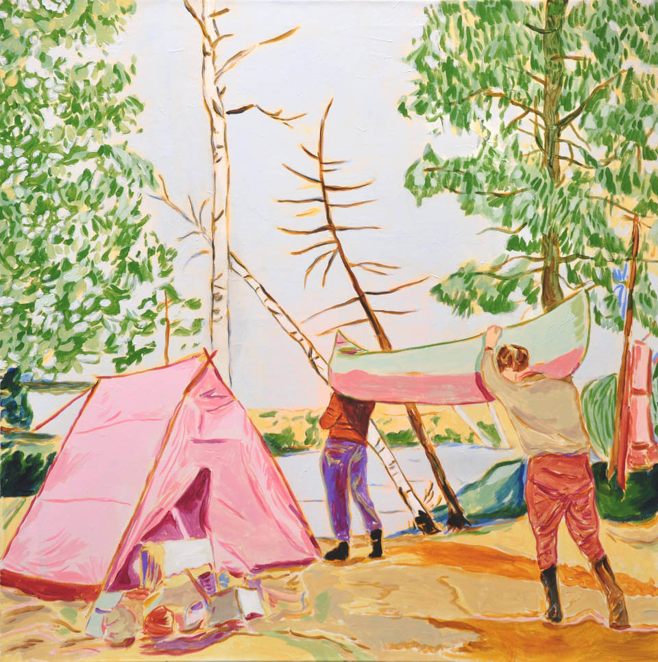Mads Rafte Hein, A Camp in the Garden – farbenfrohes Gemälde mit rosa Zelt und zwei Personen beim Aufbau eines Sonnensegels zwischen Bäumen