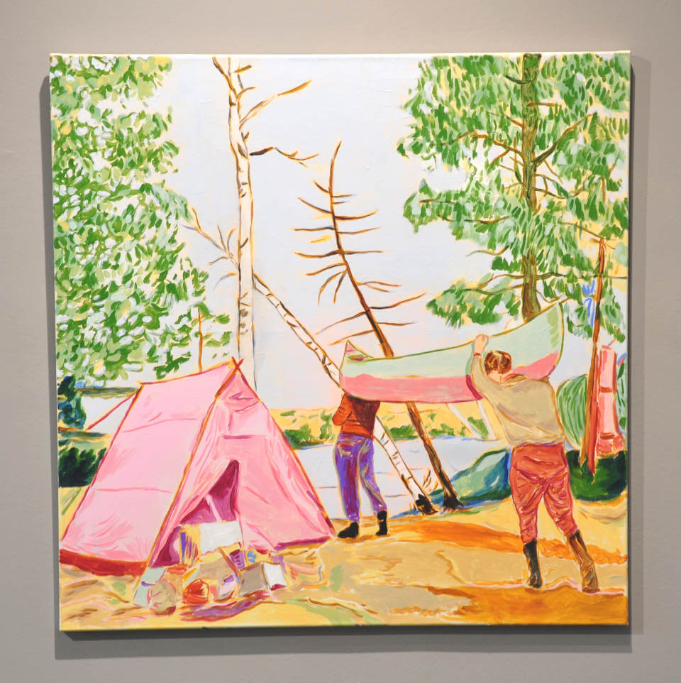 Mads Rafte Hein, A Camp in the Garden – farbenfrohes Gemälde mit rosa Zelt und zwei Personen beim Aufbau eines Sonnensegels zwischen Bäumen