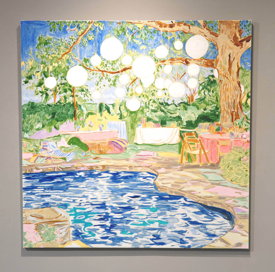Mads Rafte Hein, Garden Lights for You – farbenfrohes Gemälde eines Gartens mit Swimmingpool, gedeckten Tischen und weißen Lampions unter einem großen Baum